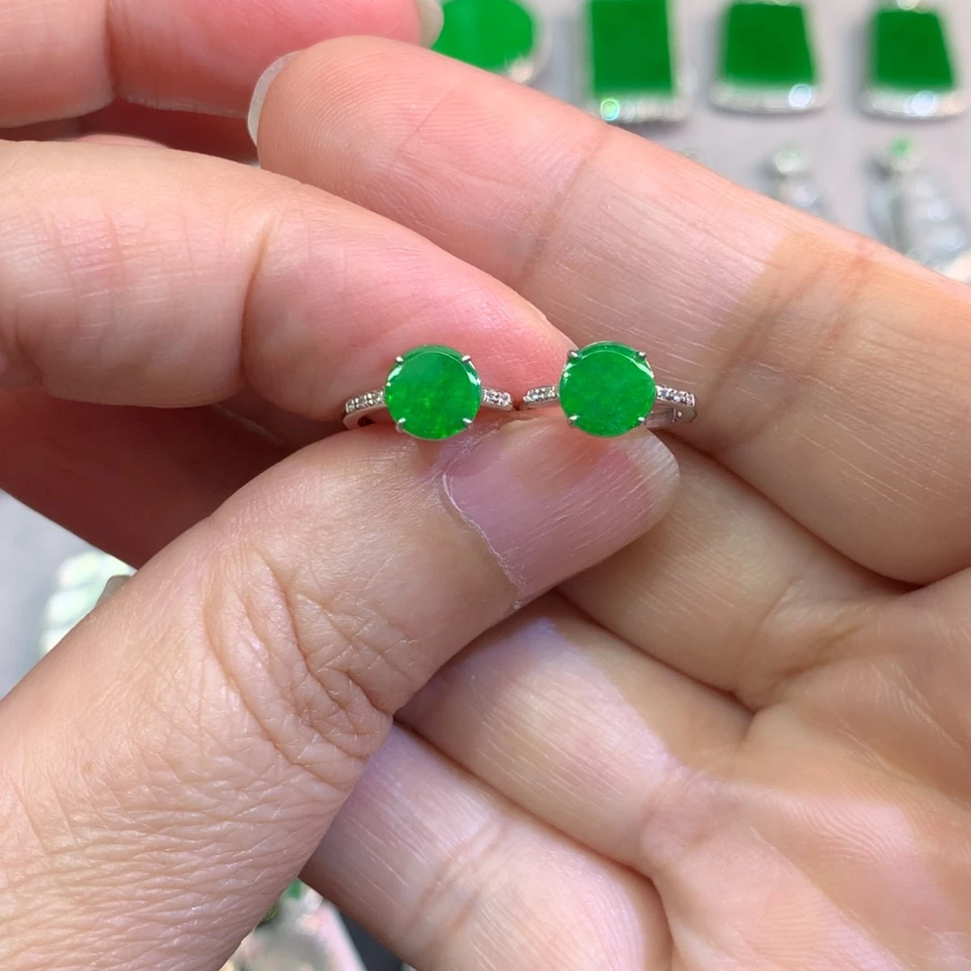 18K金镶嵌翡翠耳饰耳包