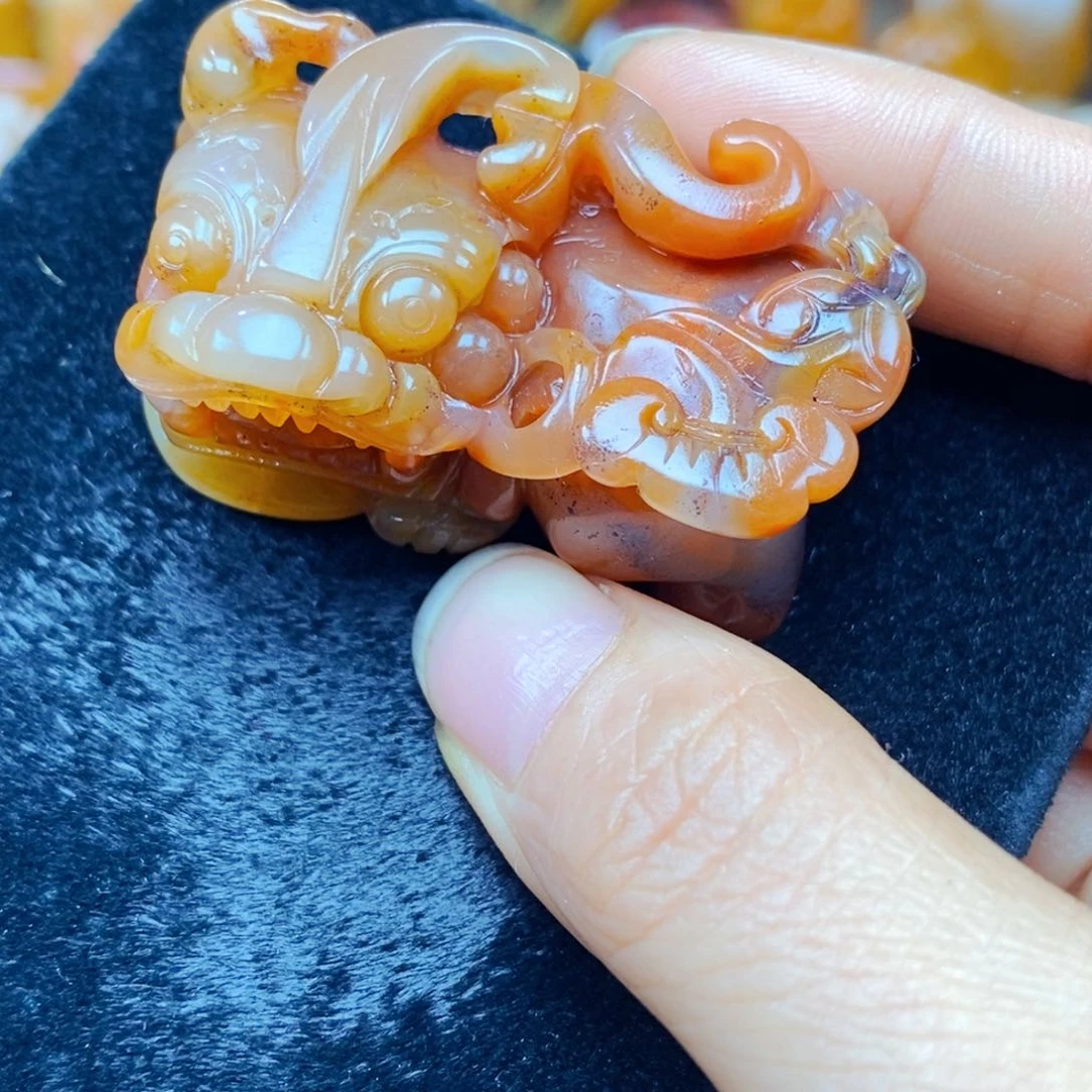 未镶嵌石英质玉（黄龙玉）颈饰
