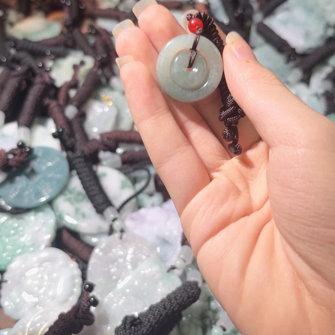 翡翠未镶嵌颈饰细菌学家