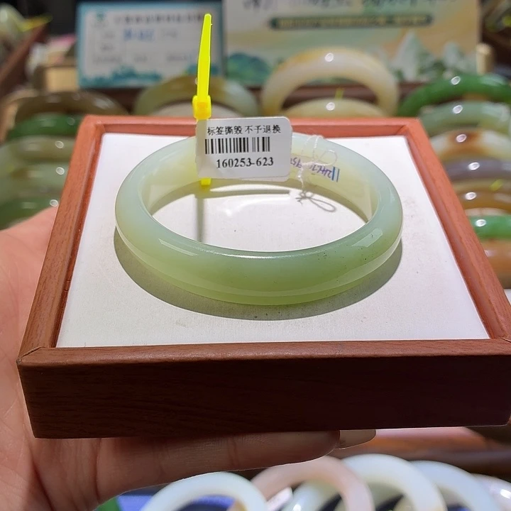 跳***子和田玉未镶嵌手镯棉52