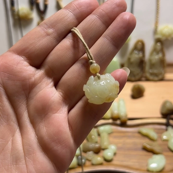 熊***觉和田玉未镶嵌颈饰