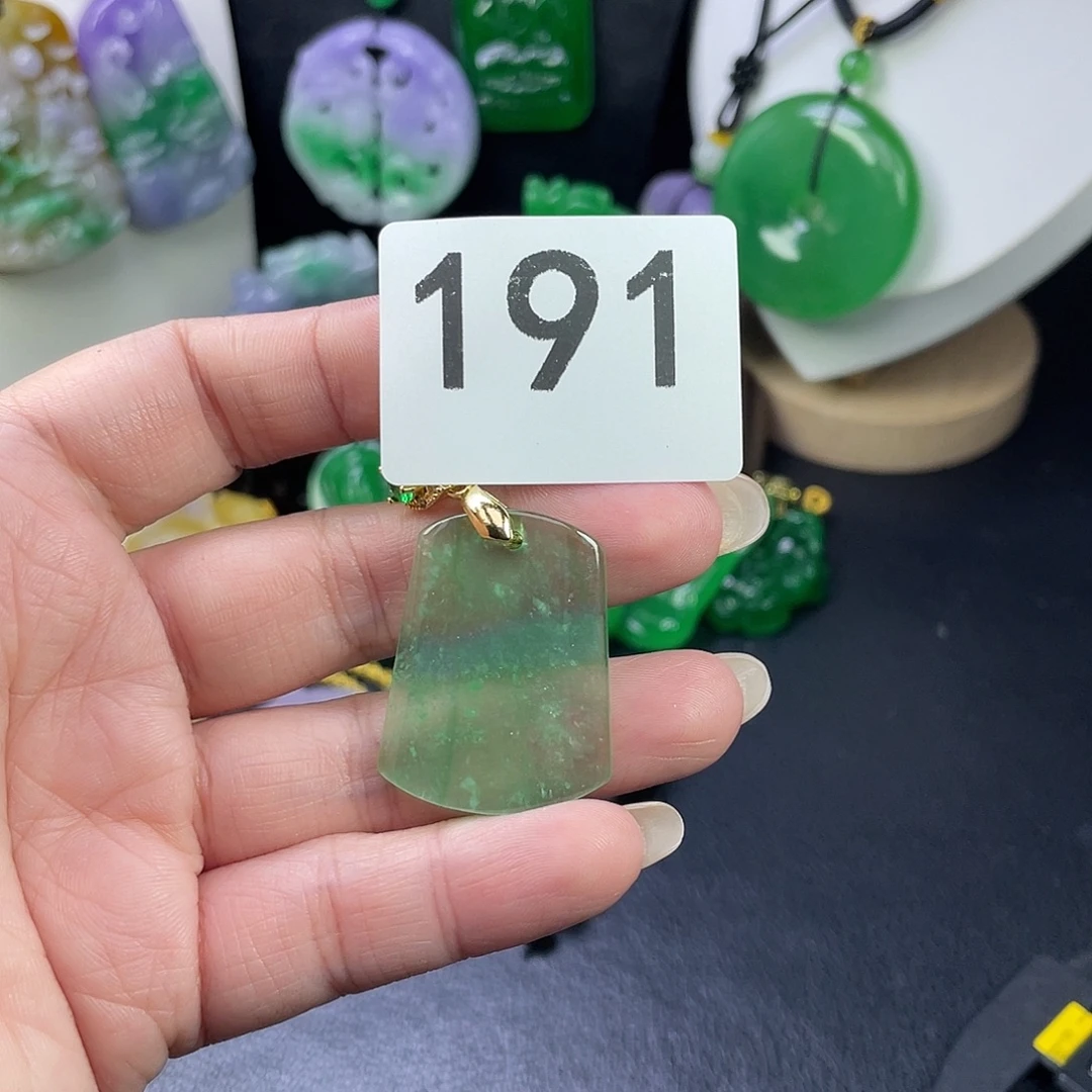 翡翠未镶嵌吊坠(赠链)