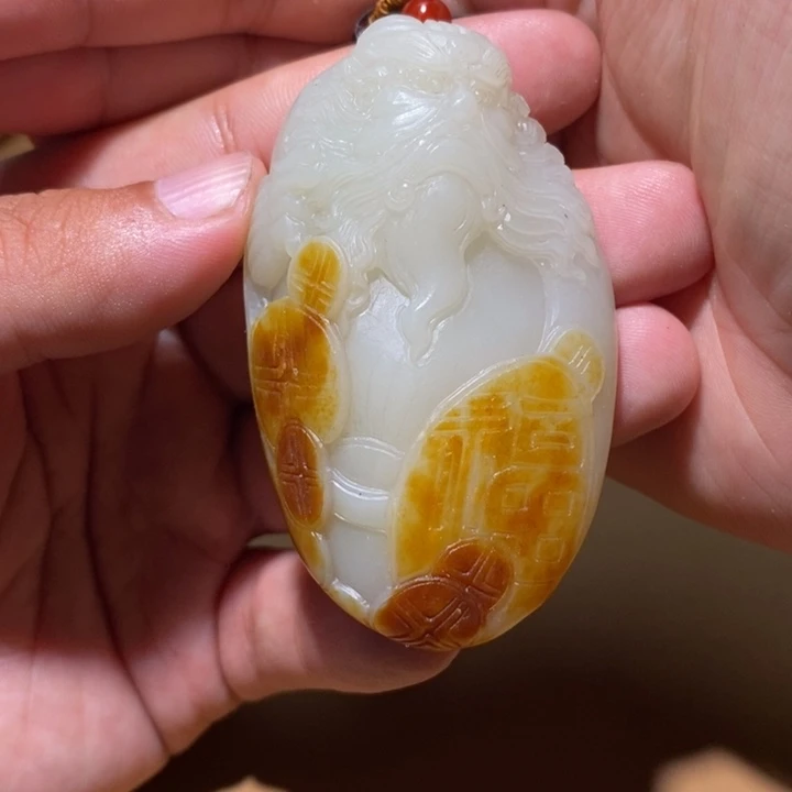 在***约和田玉未镶嵌颈饰