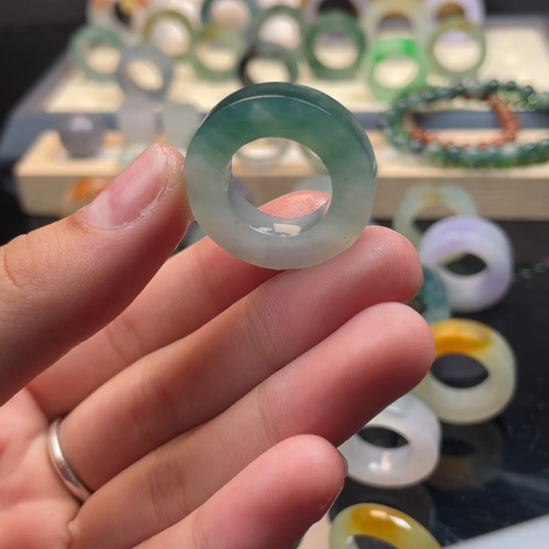 未镶嵌定制翡翠大圈口一抹蓝