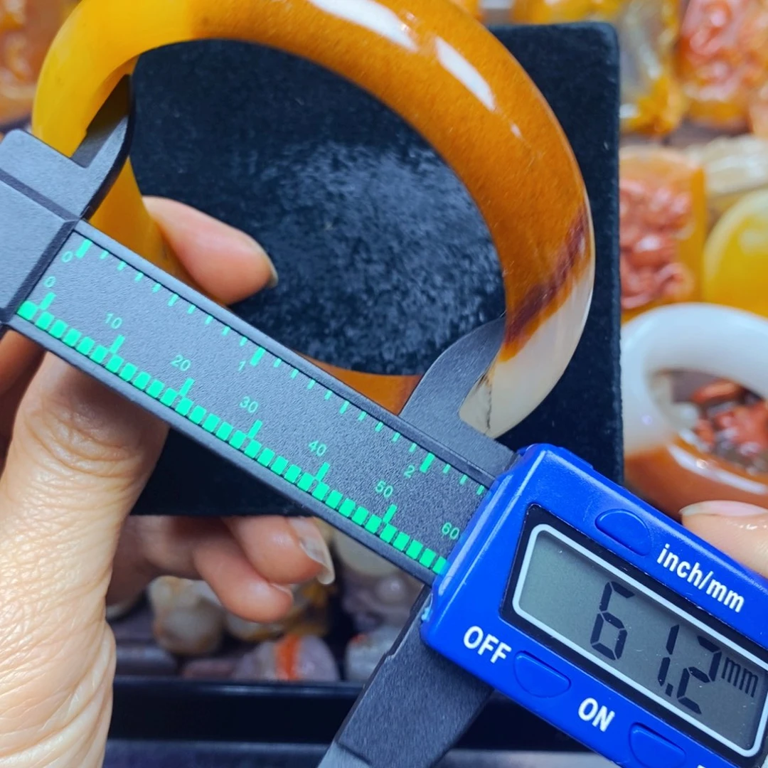 未镶嵌石英质玉（黄龙玉）颈饰