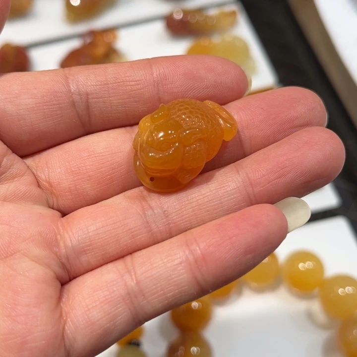 石英质玉（黄龙玉）未镶嵌颈饰