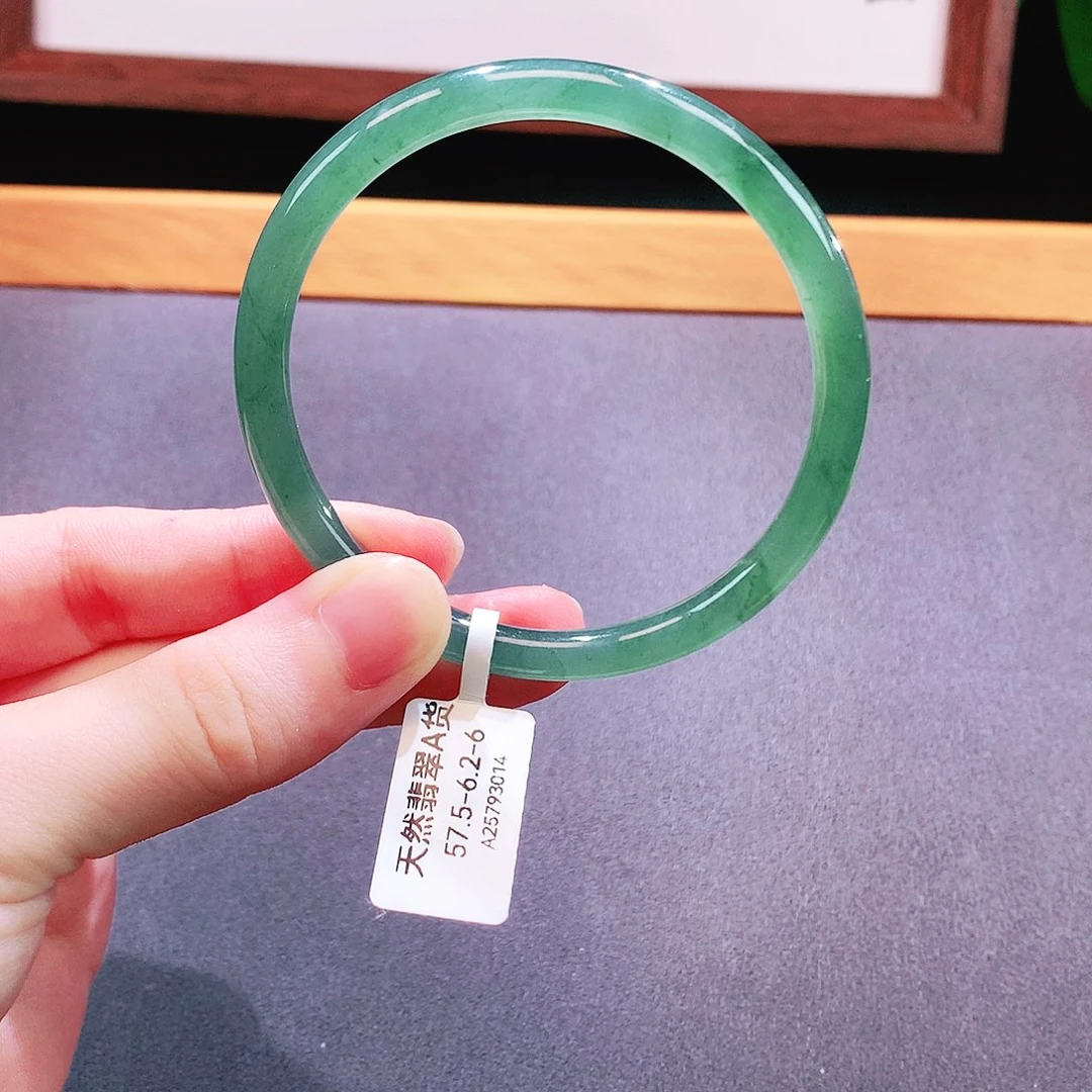 翡翠手镯未镶嵌天然翡翠