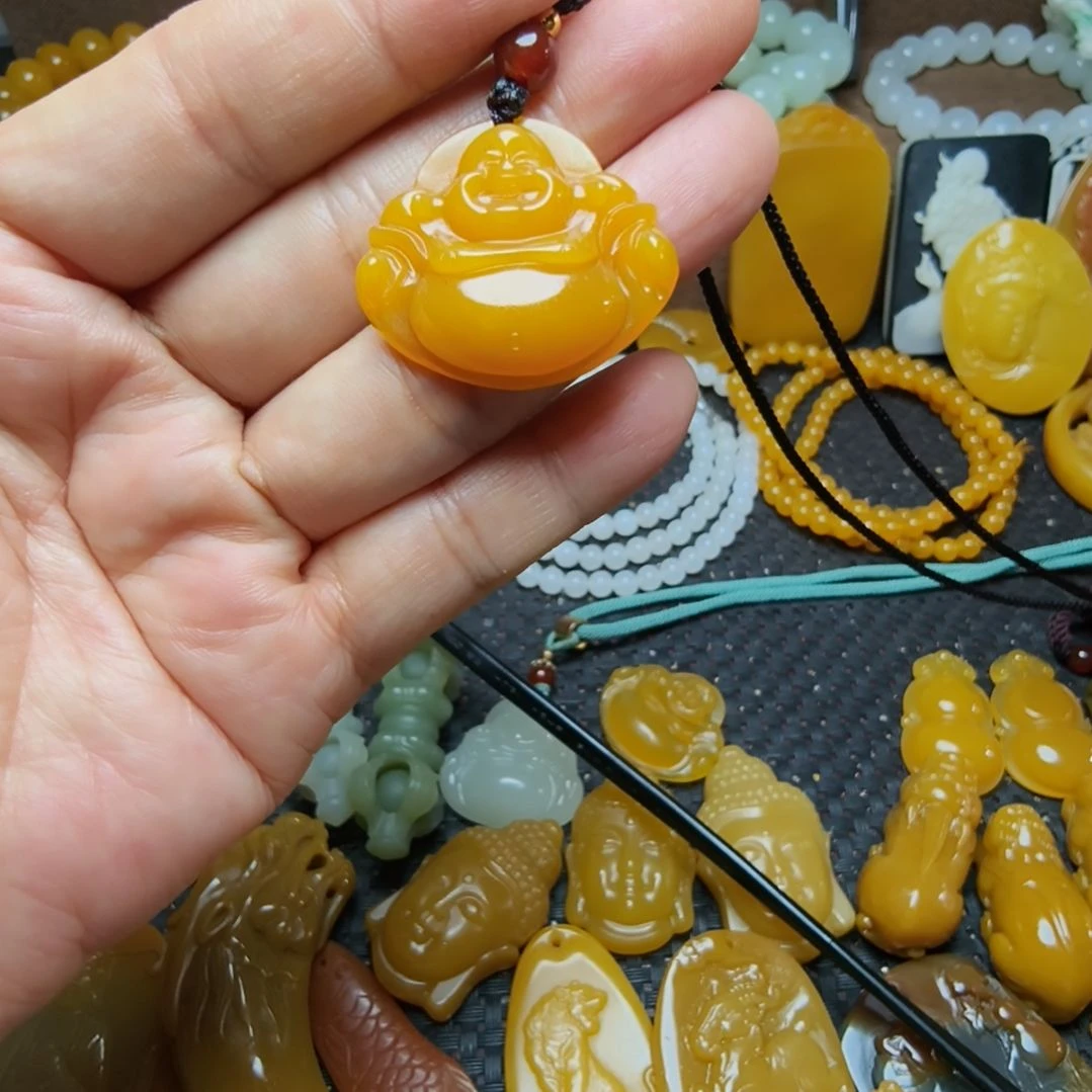未镶嵌石英质玉（黄龙玉）颈饰