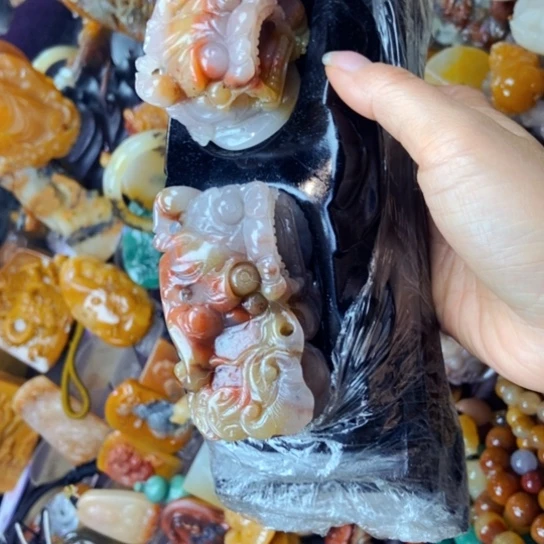 石英质玉（黄龙玉）未镶嵌颈饰