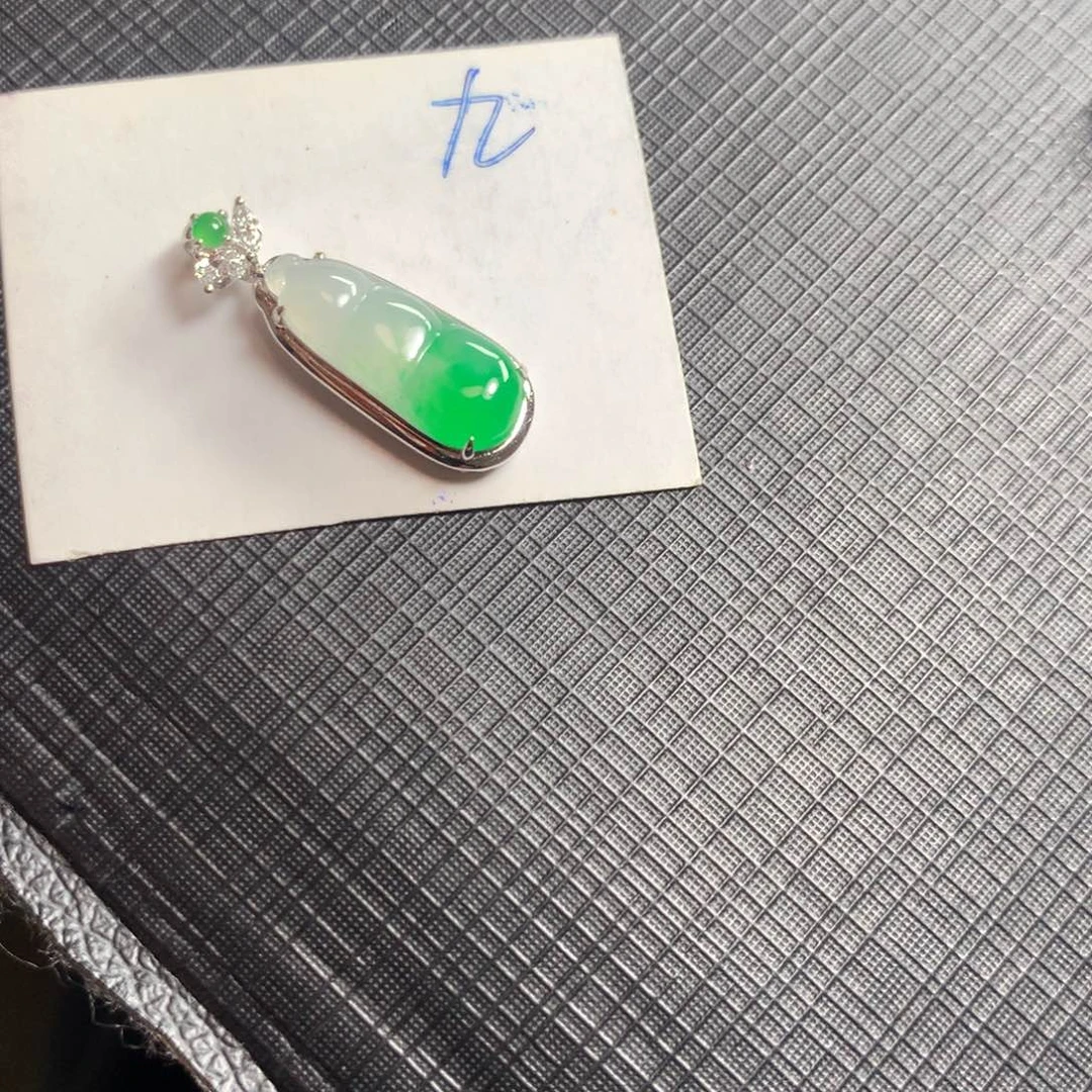 翡翠18K金镶嵌颈饰翡翠