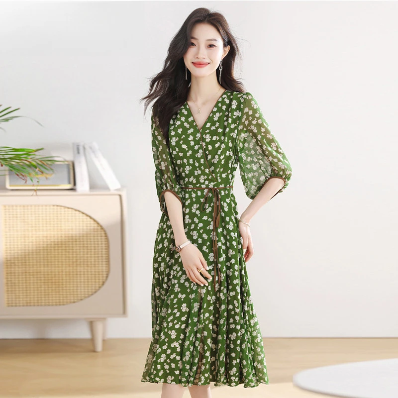 轻奢高级感法式连衣裙女2025新款夏季气质v领收腰显瘦绿色碎花裙
