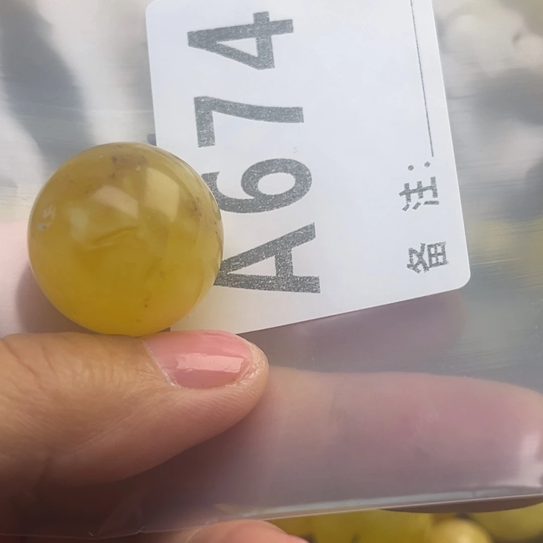 小***！琥珀未镶嵌珠宝奇石有裂分单拍，发一个珠，扩孔不退