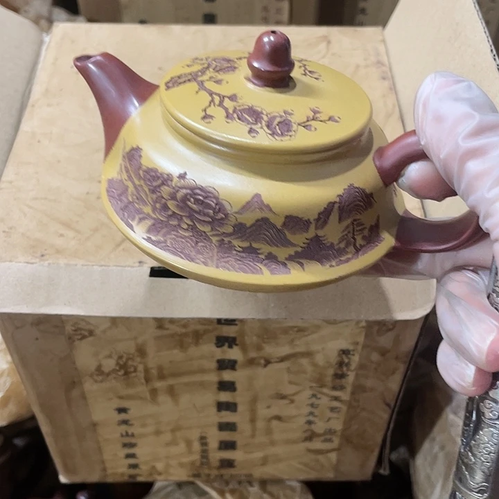 茶壶紫砂原矿泥料手工制作的一把紫砂壶。