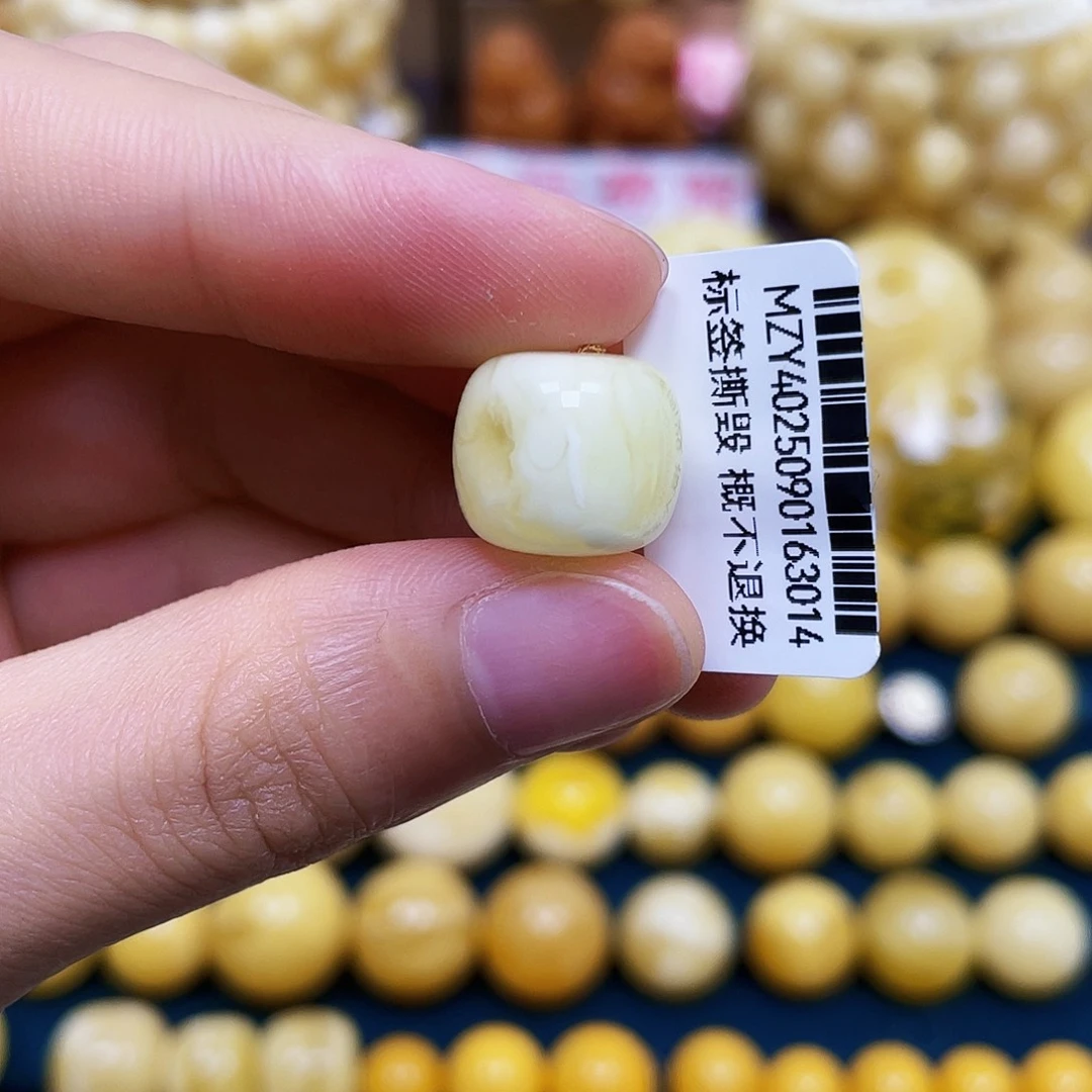 蜜蜡未镶嵌裸石13.4*11.6mm.瑕