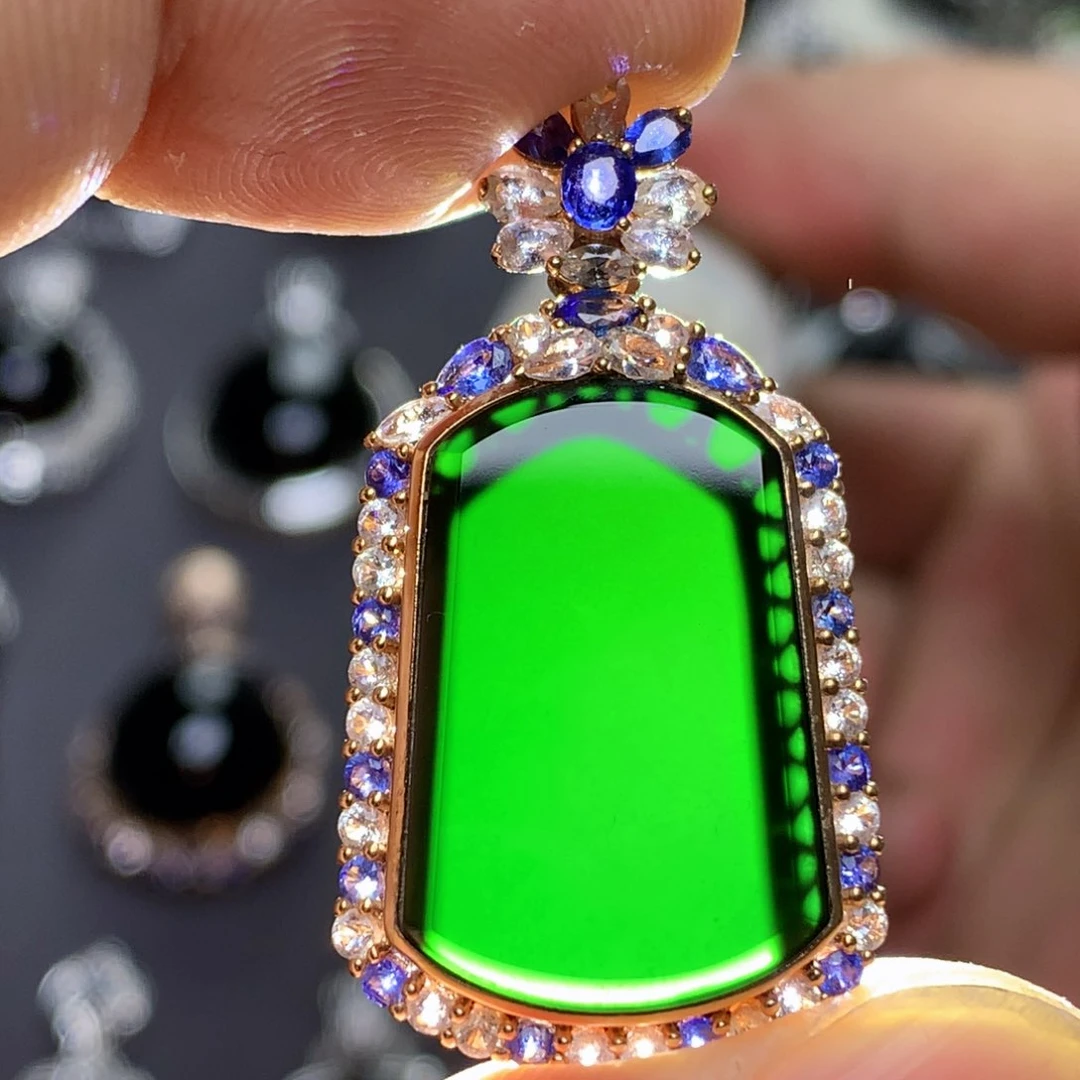 颈饰18K金镶嵌翡翠墨翠无事牌