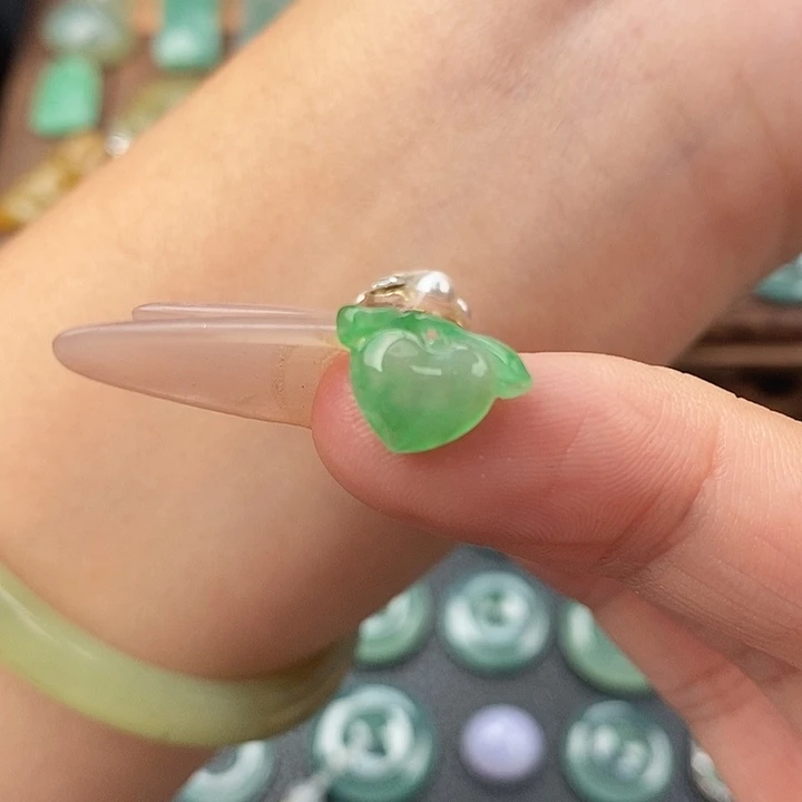 翡翠未镶嵌颈饰桃心