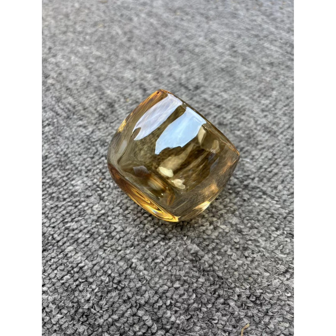 黄琉璃手握杯@A28