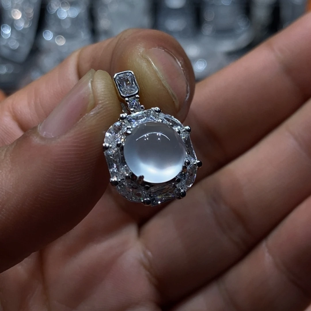 未镶嵌石英质玉吊坠石英质玉