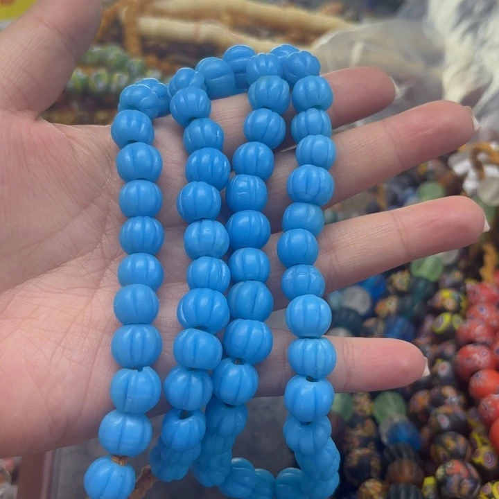 颈饰玻璃一条，喊我选