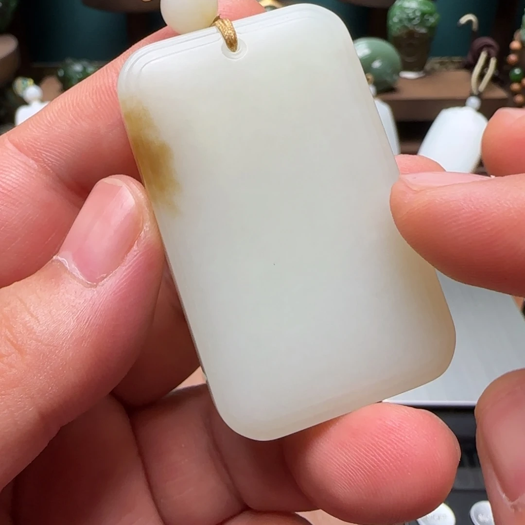 麦***忆和田玉未镶嵌颈饰