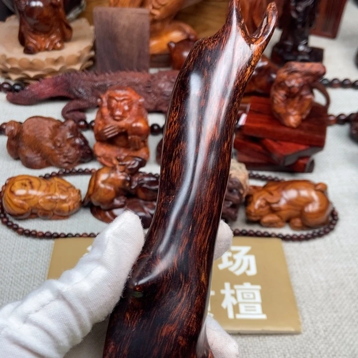 花梨木类端景台空心66.7克左右