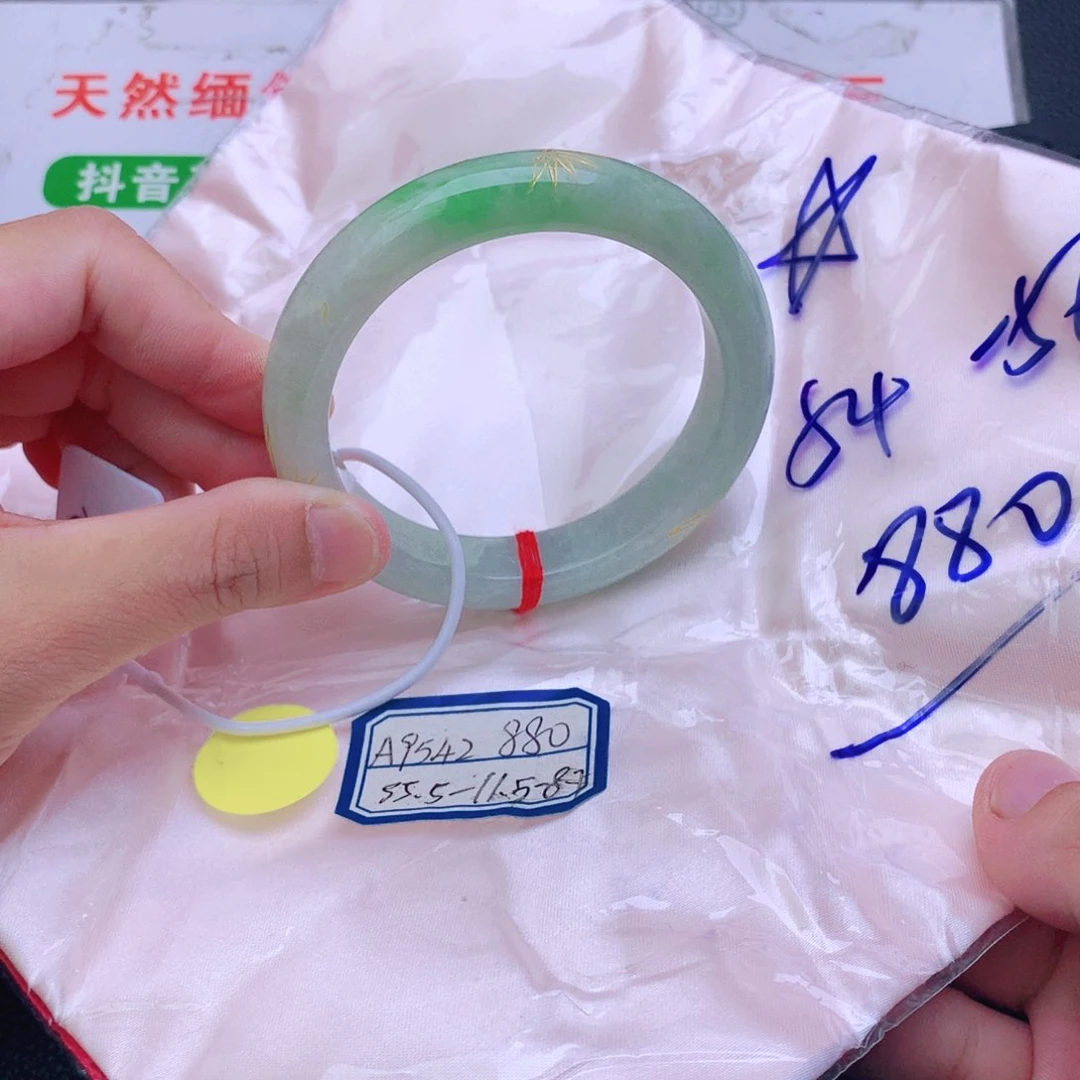 翡翠手镯未镶嵌翡翠