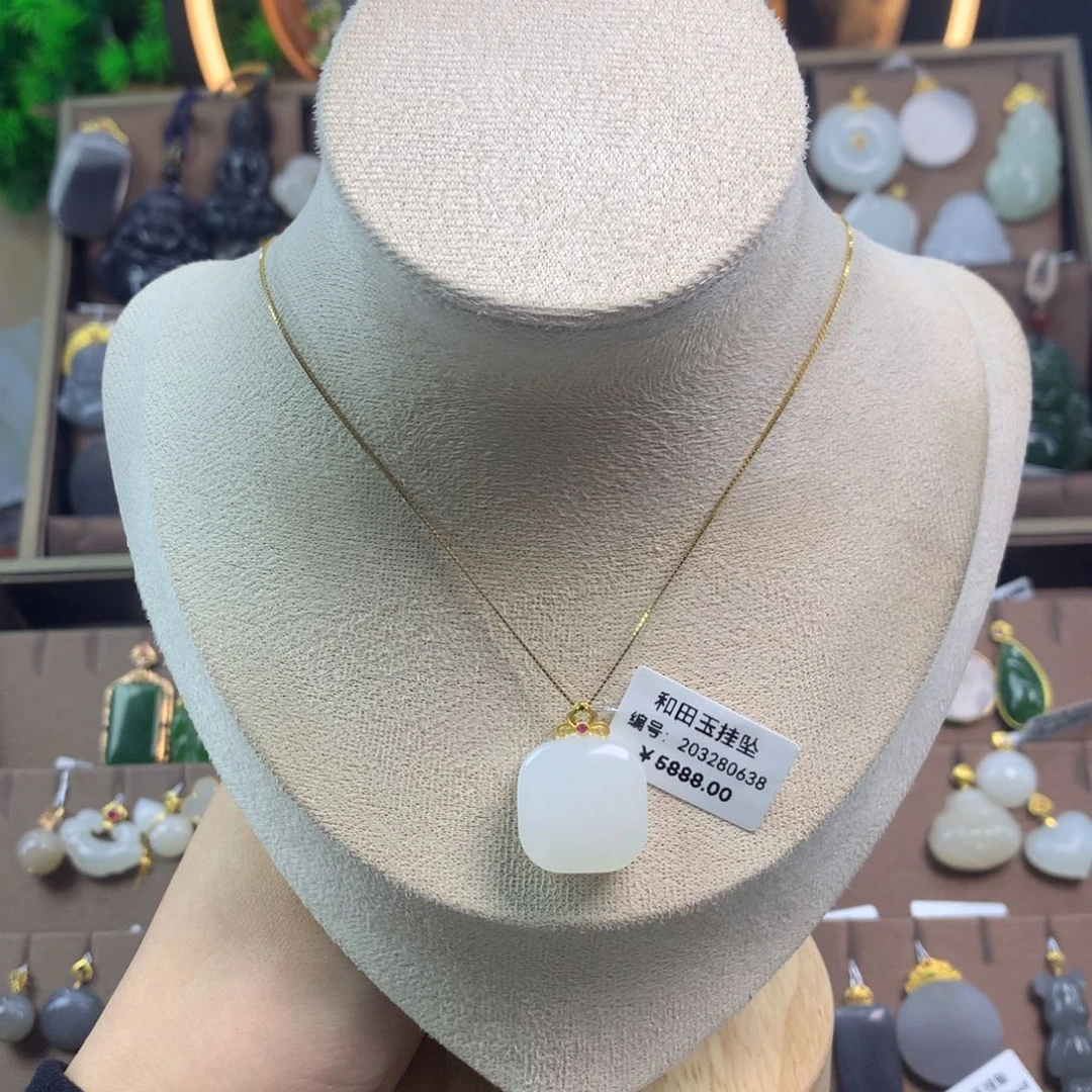 和田玉吊坠18K金镶嵌