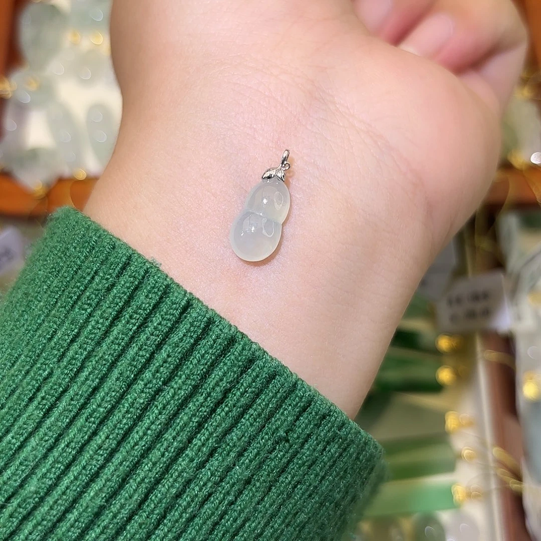 翡翠18K金镶嵌颈饰葫芦