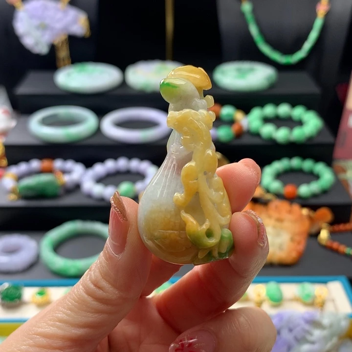 翡翠颈饰未镶嵌翡翠琵琶