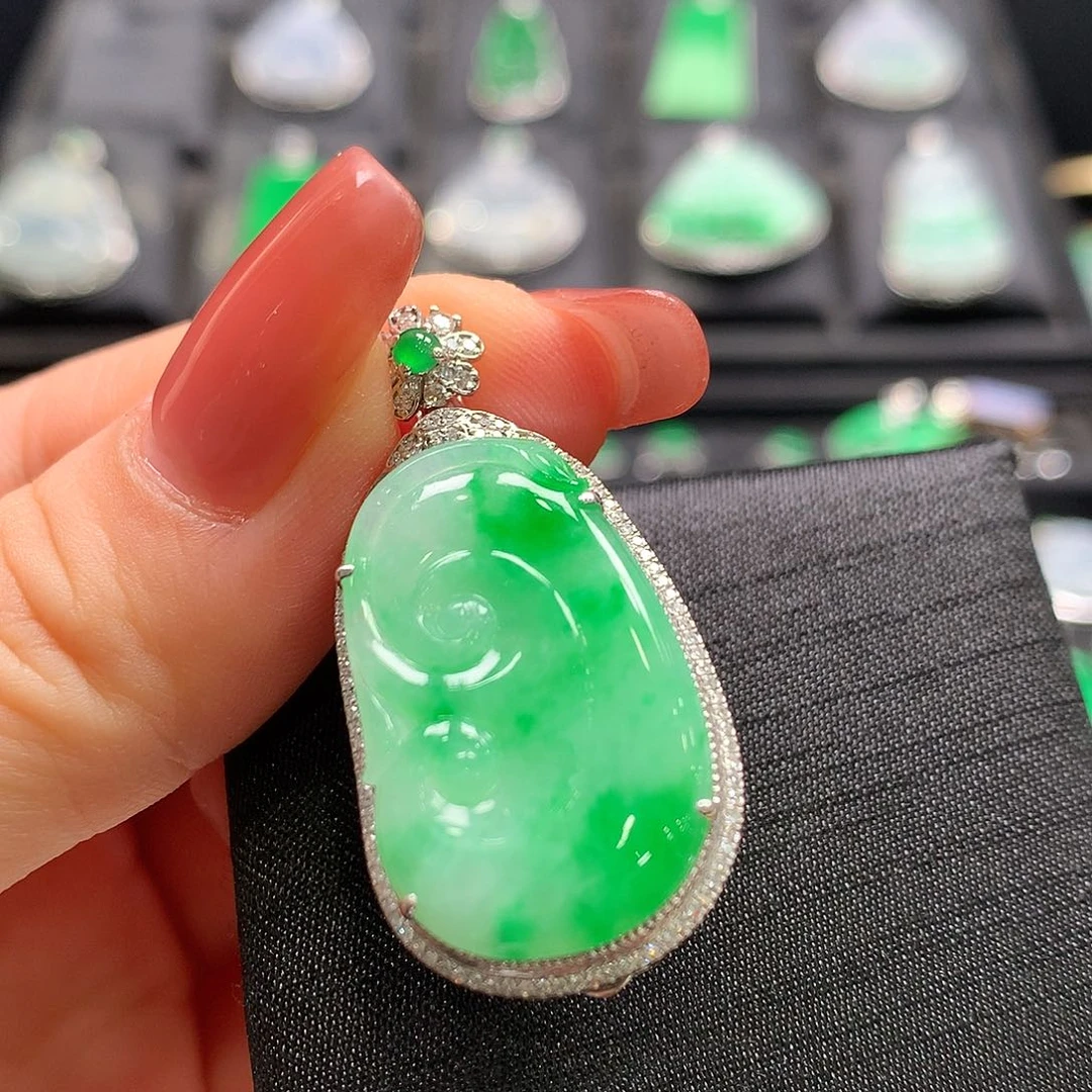 翡翠18K金镶嵌颈饰如意