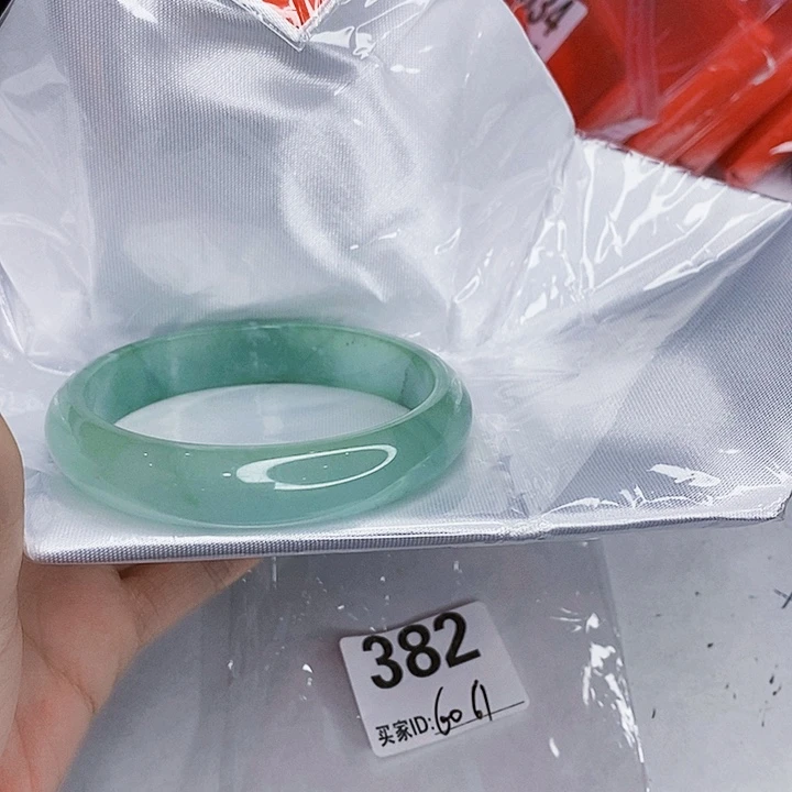 翡翠未镶嵌手镯一图一物实物为准（微瑕处理）