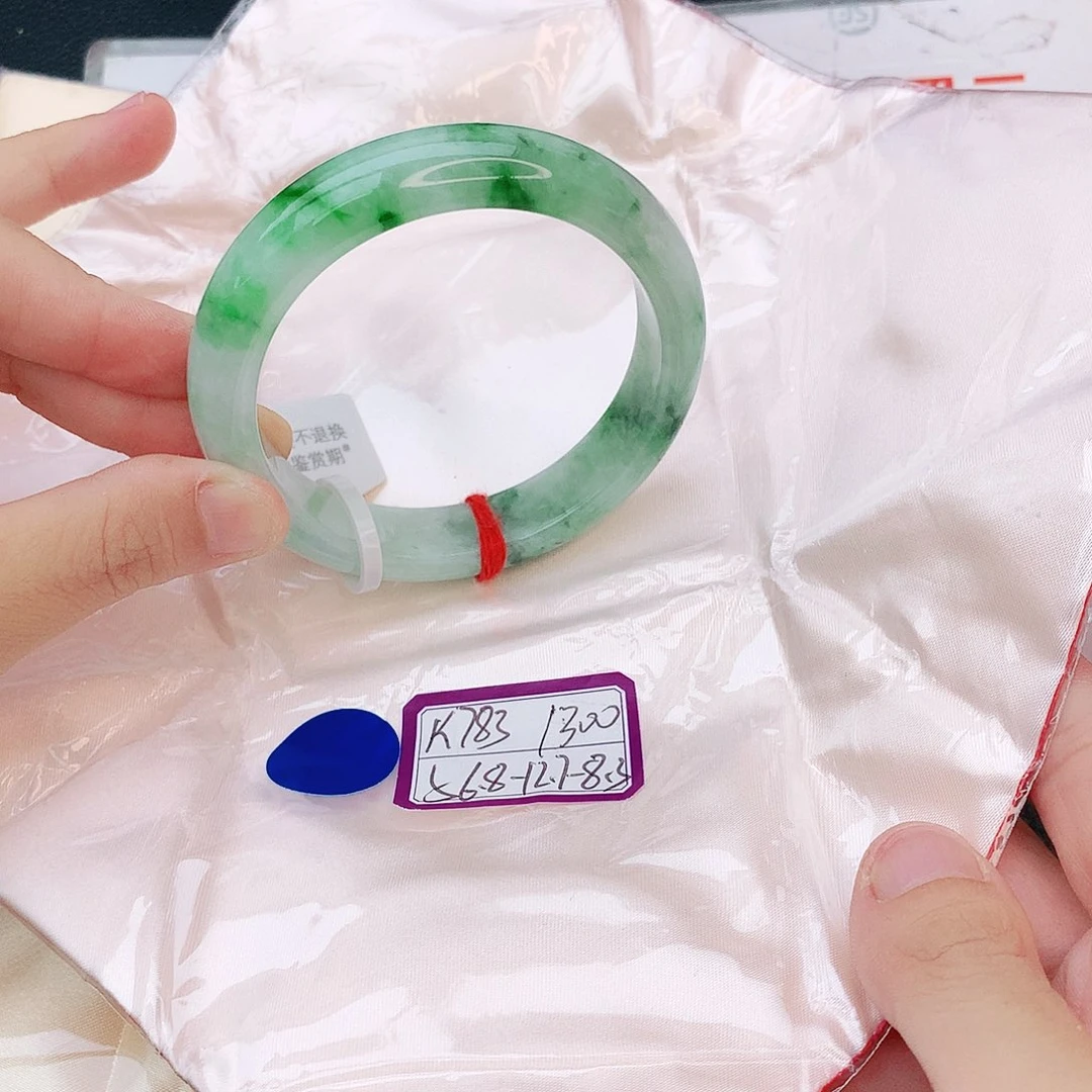 翡翠手镯未镶嵌翡翠