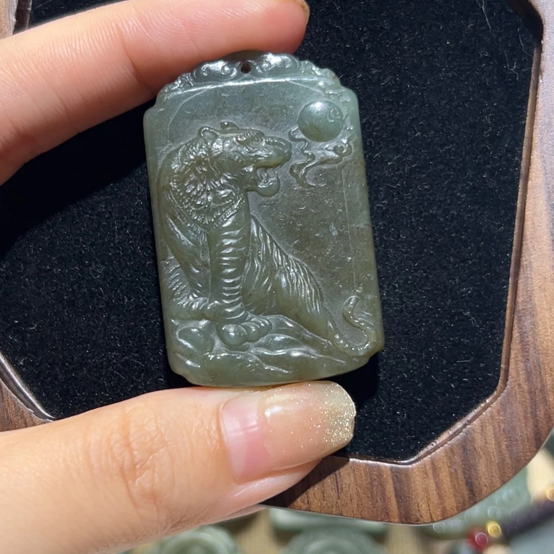 彤***颈饰未镶嵌和田玉