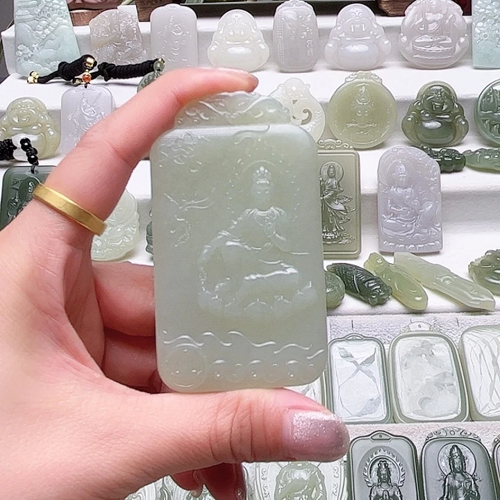 唯***菊和田玉未镶嵌颈饰