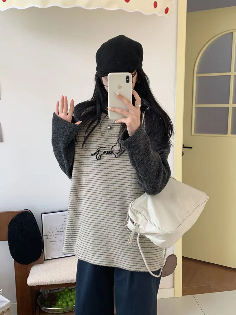 Mmeng • 韩系插肩袖条纹刺绣小狗毛绒加厚长袖