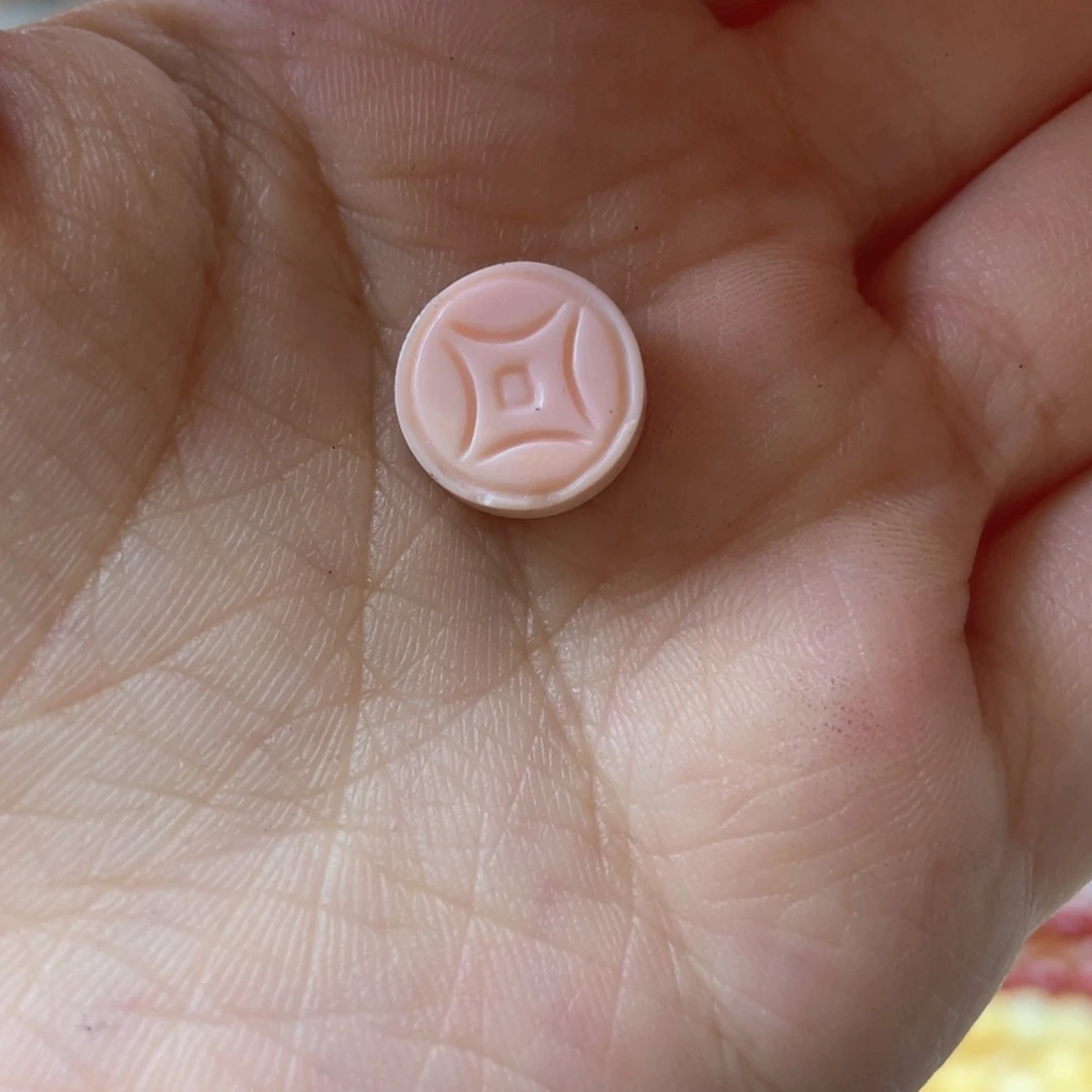 玛瑙/玉髓合金珠宝半成品一个装卡11铜钱雕刻女贝