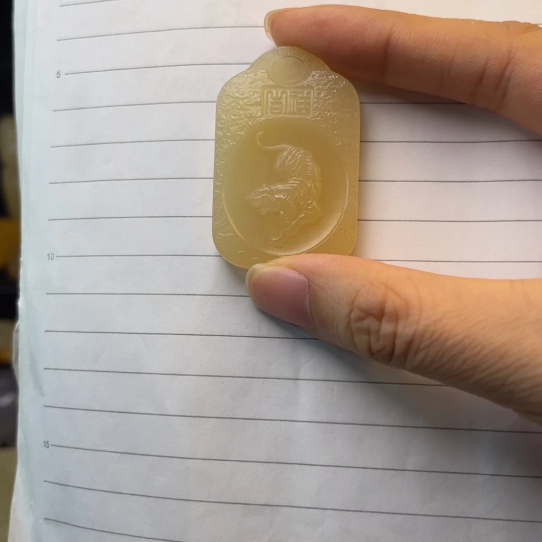 暖***阳未镶嵌黄蜡吊坠石英质玉