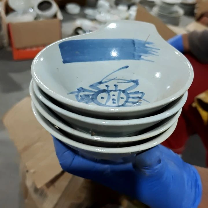瓷片盘子碗茶壶啥都有