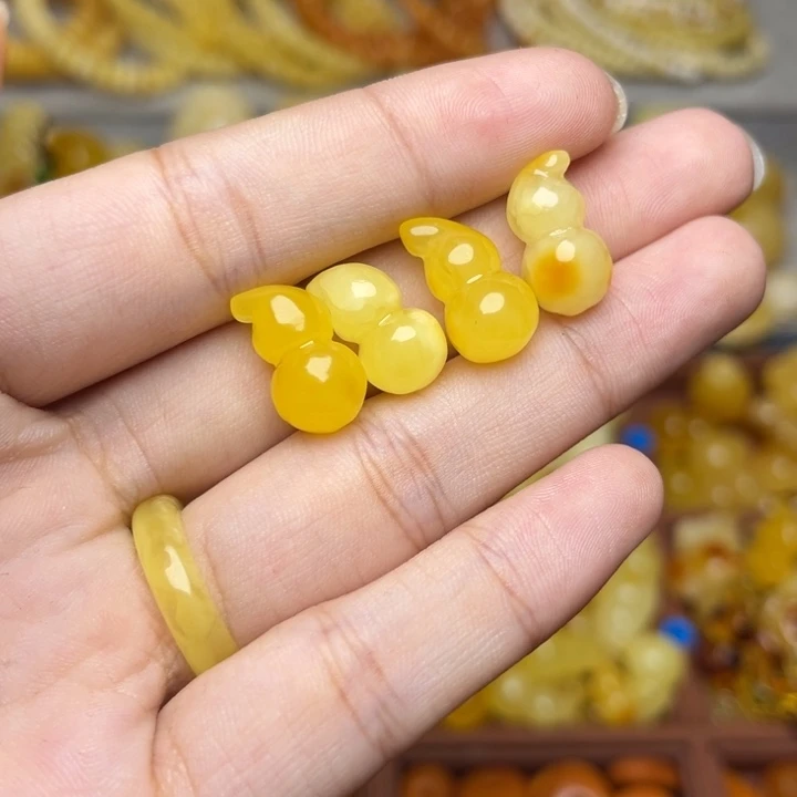 蜜蜡未镶嵌珠宝奇石鸡油黄满蜡俏色小葫芦一个 微微瑕