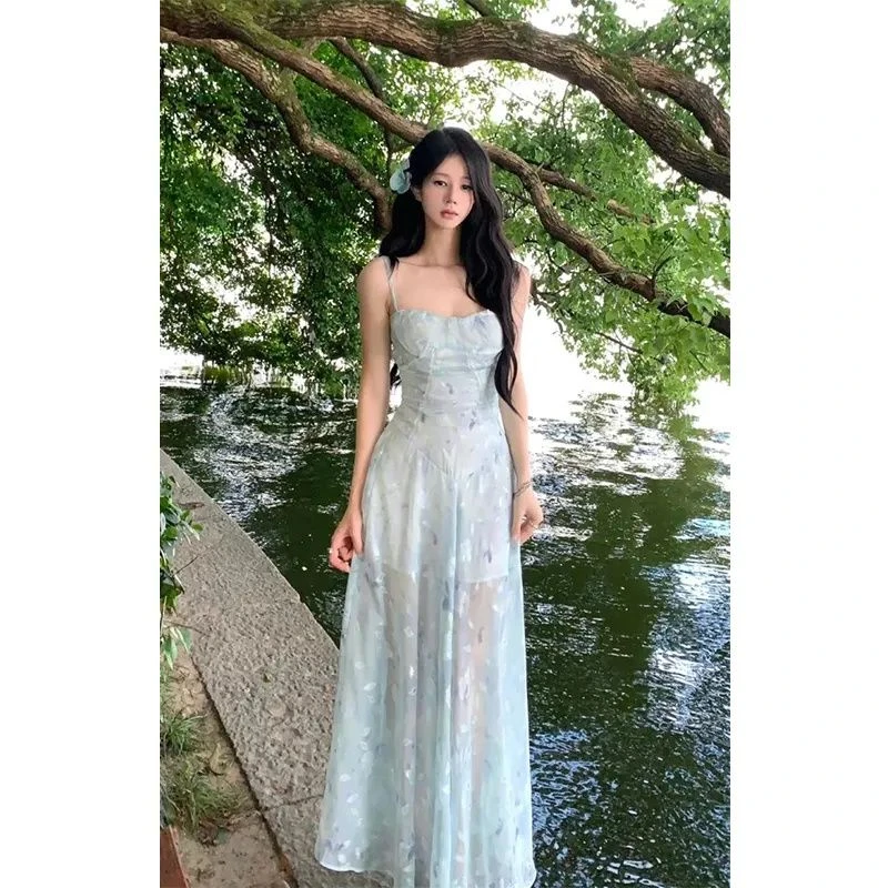 法式海边度假风碎花吊带连衣裙夏季新款气质收腰显瘦仙女长裙子潮