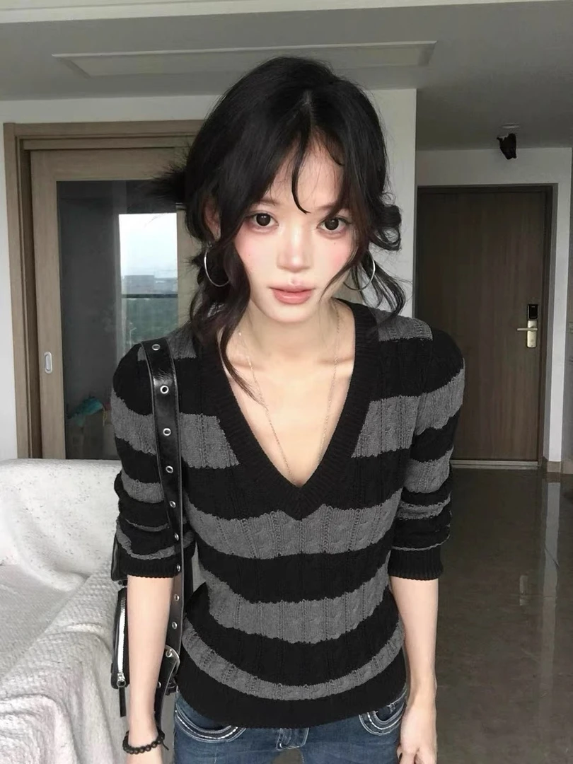 巨好看轻熟秋季撞色条纹V领麻花毛衣女秋冬修身内搭针织衫上衣潮
