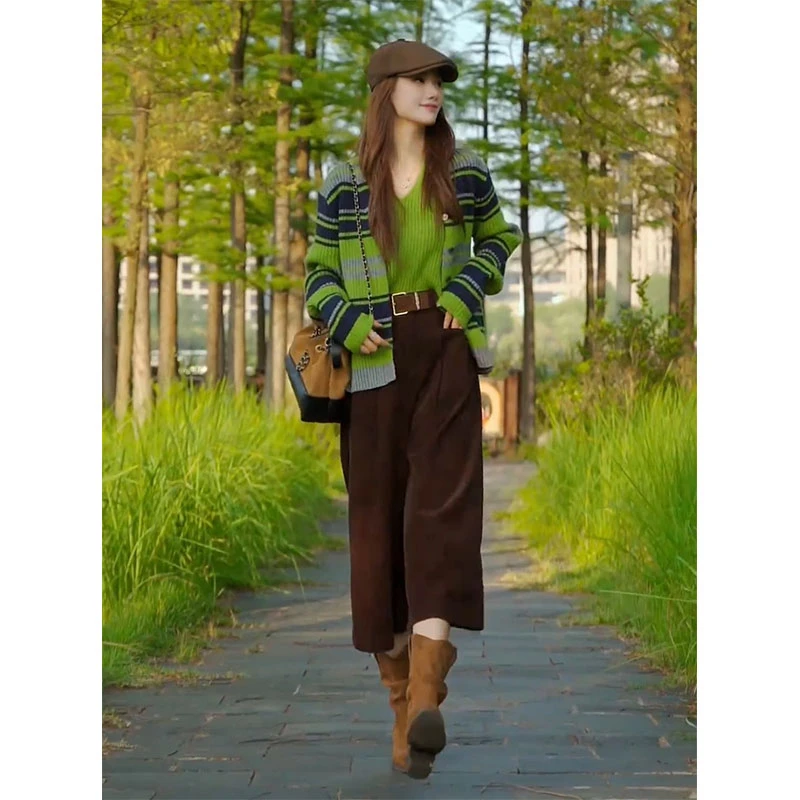 森系减龄穿搭V领针织衫撞色条纹针织开衫百搭复古七分裤三件套装