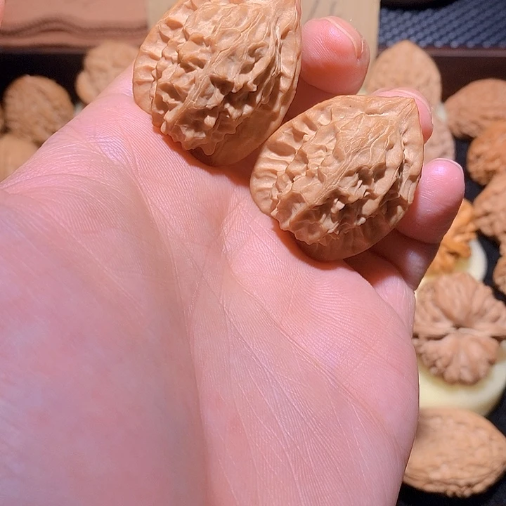 文玩核桃手把件水晶鸡心