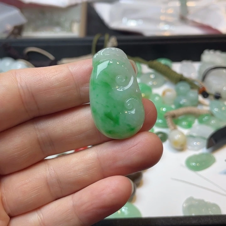 翡翠未镶嵌吊坠(不含链)色如意