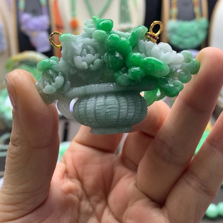 翡翠吊坠(赠链)未镶嵌