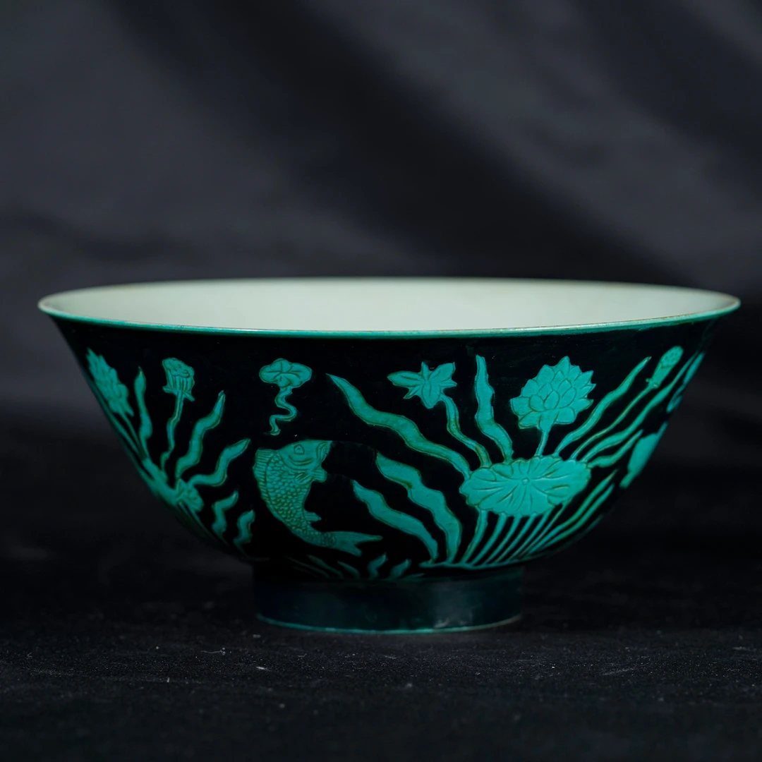 明代成化蓝地绿彩鱼藻莲池纹碗BZYDM01071