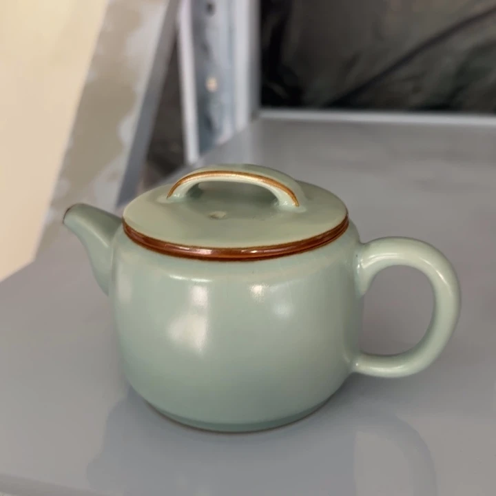 泰***格微瑕壶壶仿古绿釉