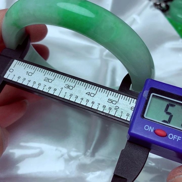 翡翠手镯未镶嵌手镯