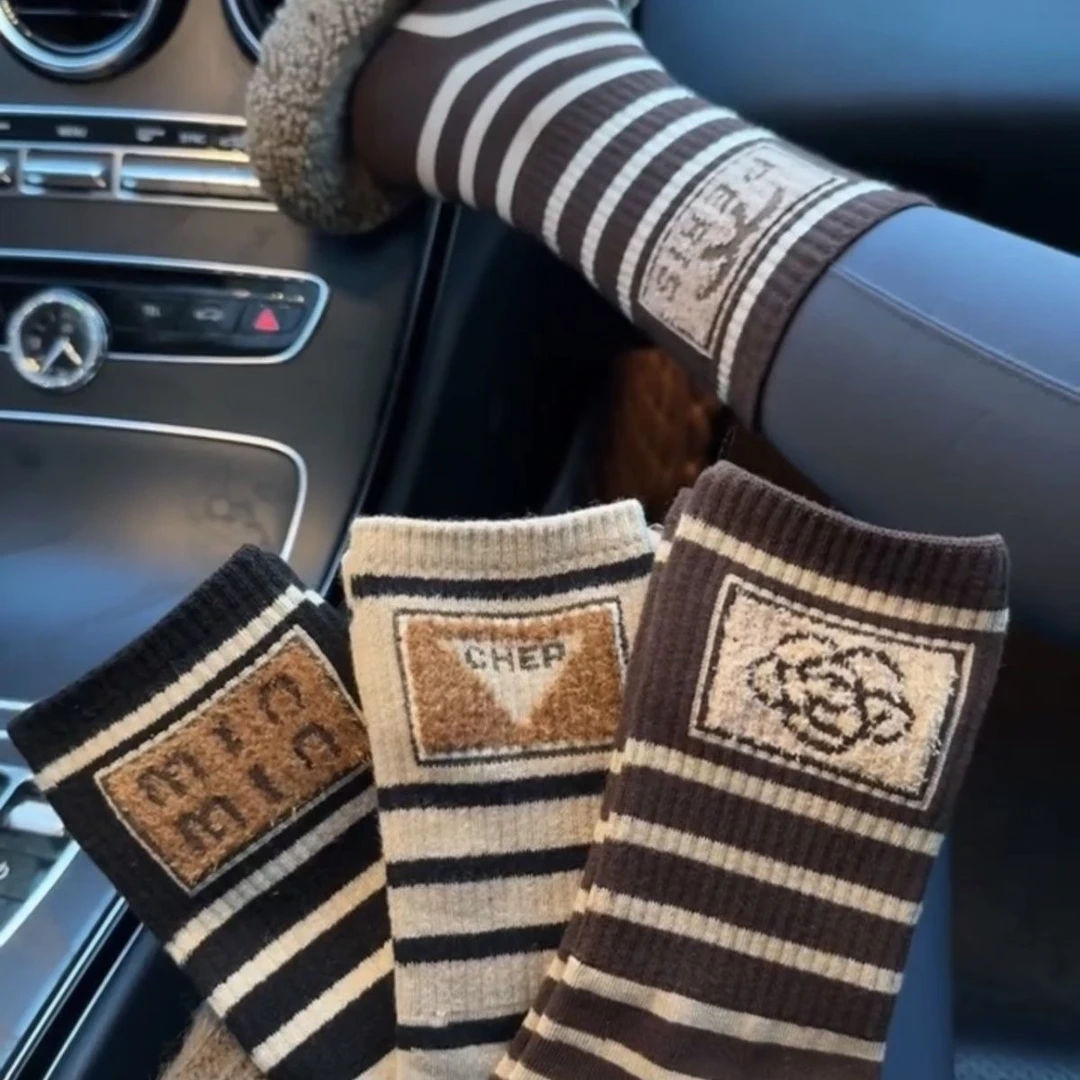 中筒袜子女中筒秋冬洋气可爱字母高长腰条纹袜网红爆款咖色小熊潮