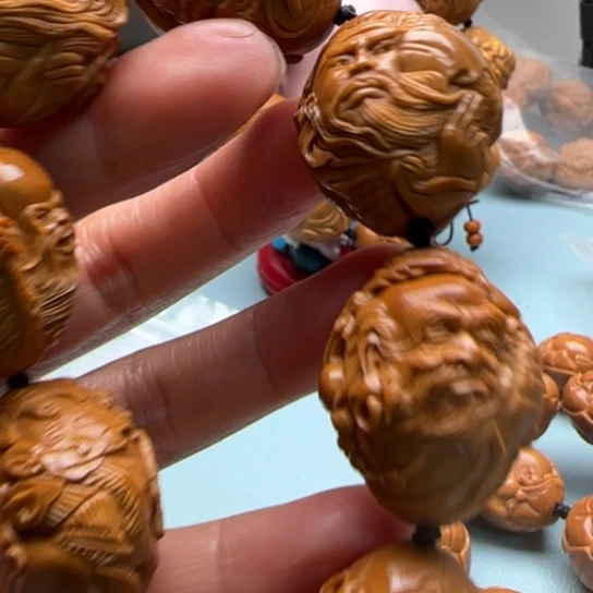 橄榄核手串尚*雕刻工艺